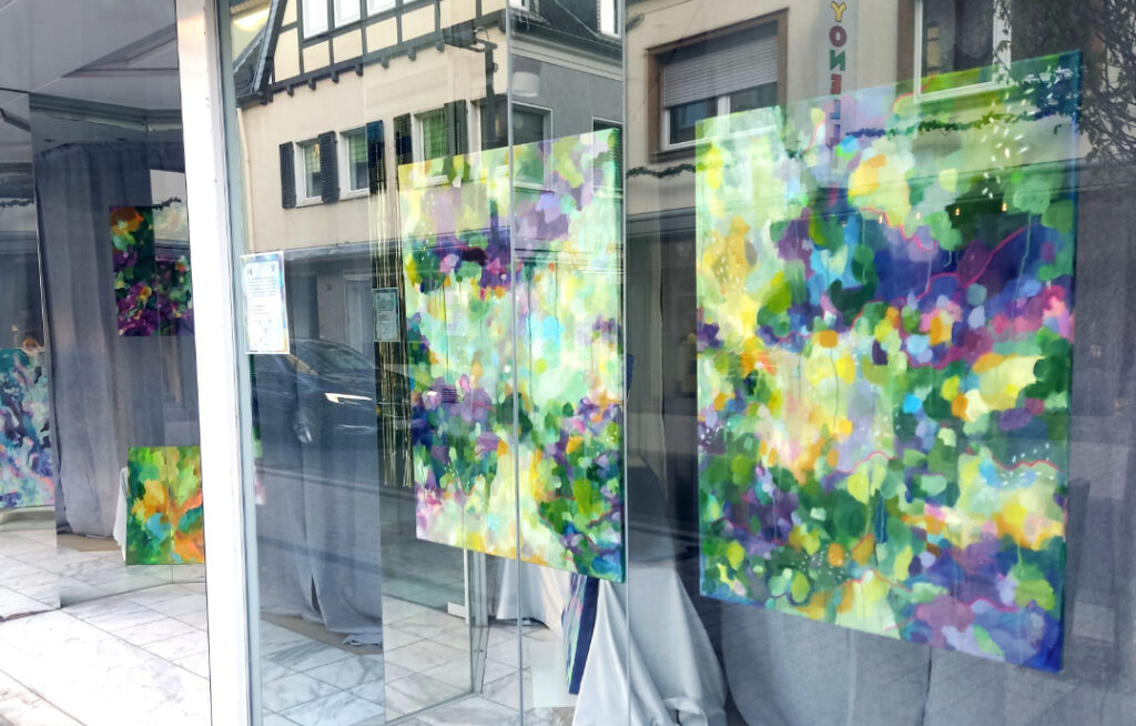 Abstraktes Ölgemälde mit dem Titel Rain Forest von der Künstlerin Vleo wird in einem Schaufenster asugestellt